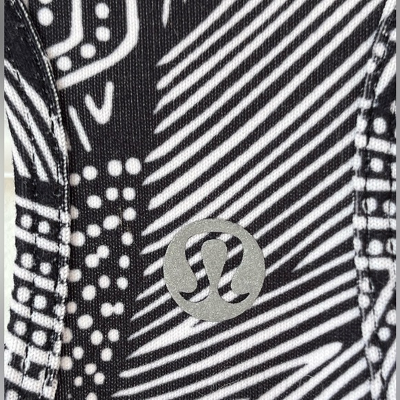 Lululemon patterned racerback tank - size 2 - Picture 3 of 3